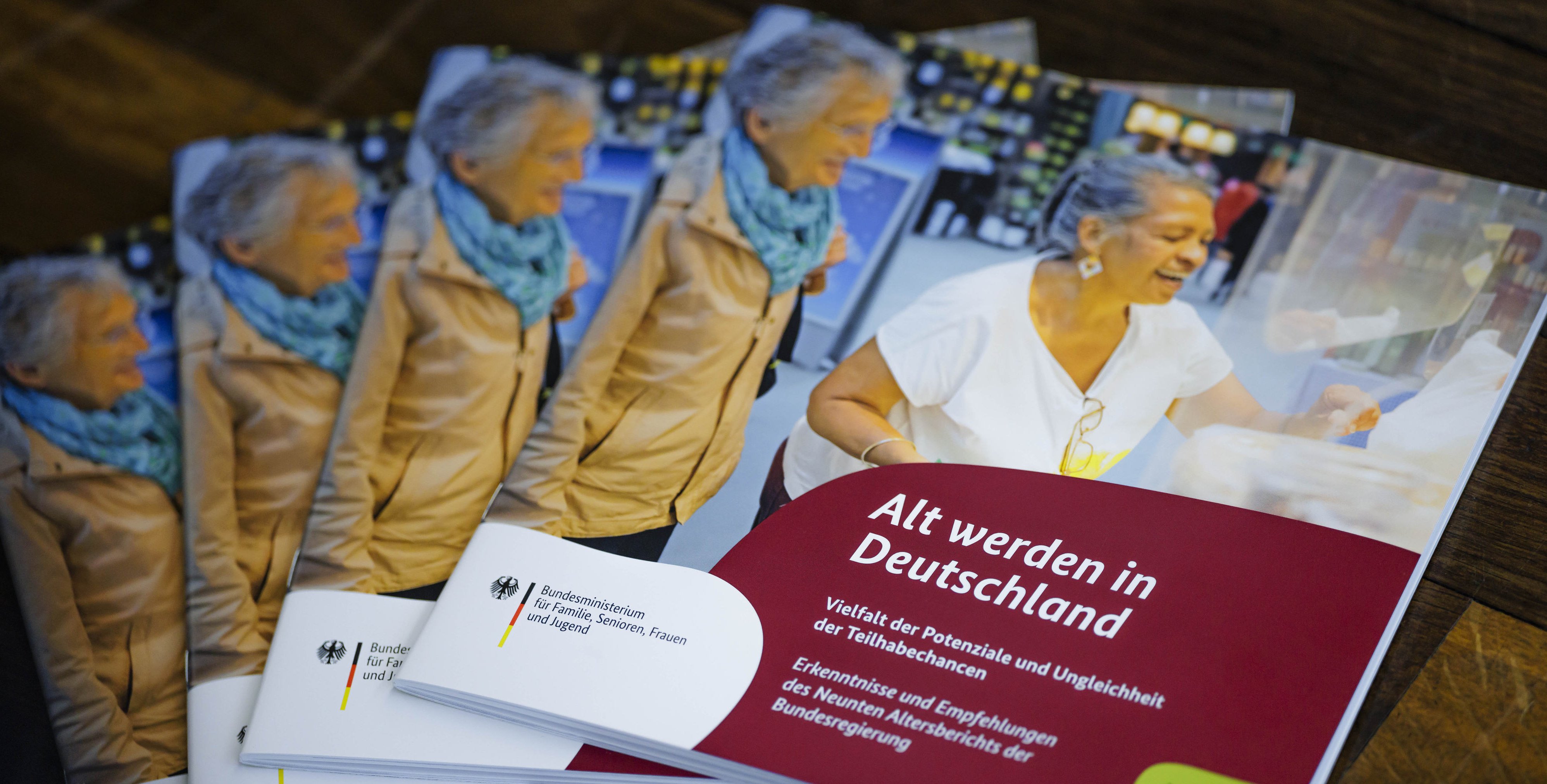 Das Foto zeigt die Brosch&uuml;re zum Neunten Altersbericht