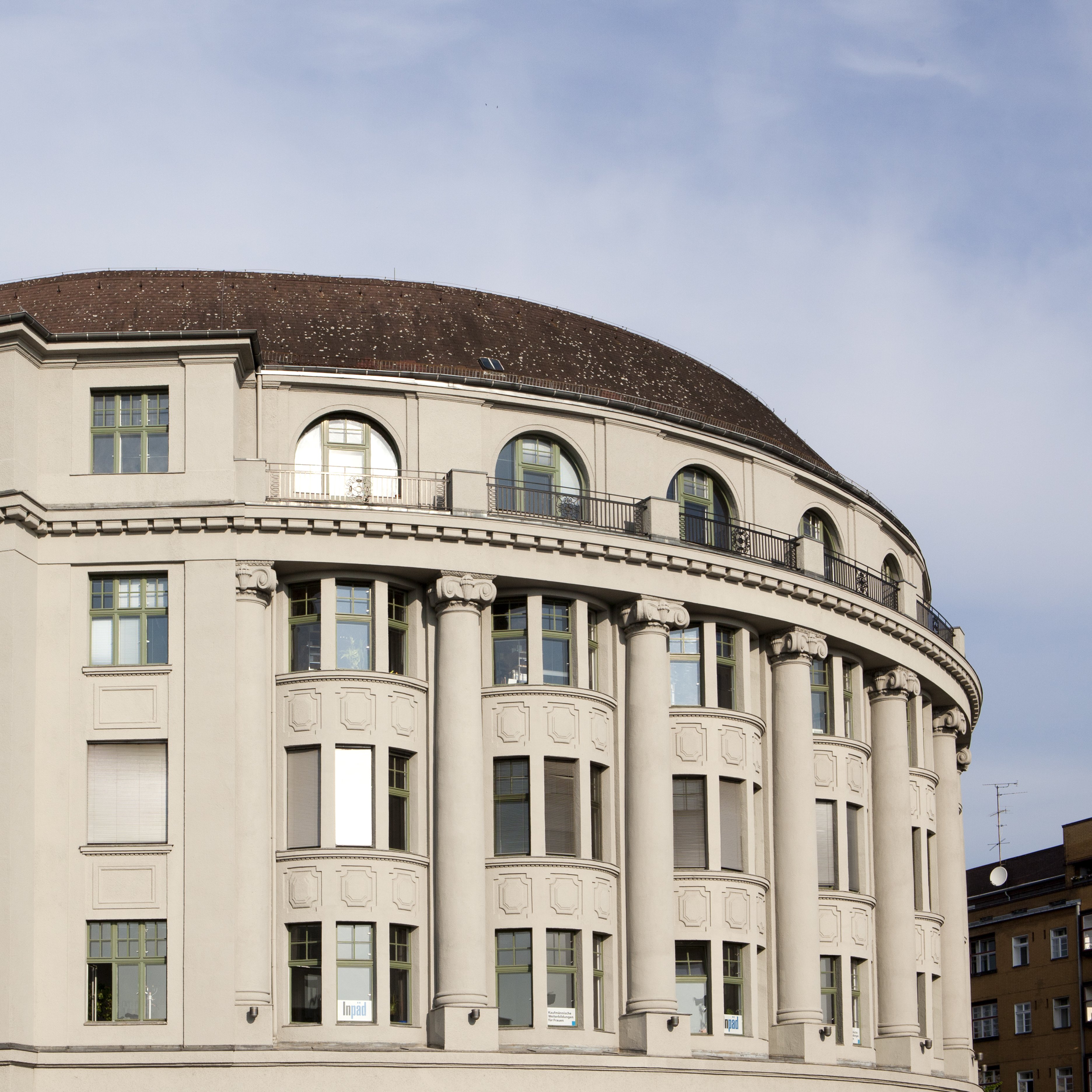 Das Foto zeigt eine Außenaufnahme des Gebäudes, in dem sich das DZA befindet.